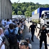 Tužna kolona s tabutima 30 žrtava genocida stigla pred bivšu Fabriku akumulatora u Potočarima
