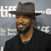 Jamie Foxx prvi put nakon izlaska iz bolnice viđen u javnosti, srdačno pozdravljao fanove