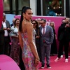Dua Lipa ponovo u centru pažnje: Haljina dubokog dekoltea zbog koje je porede sa sirenom