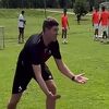Komična scena na treningu Al-Etiffaqa: Gerrard objašnjava igračima, oni ga blijedo gledaju