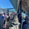 Velike gužve na sarajevskom aerodromu, putnici se žale na pasošku kontrolu i čekanje na suncu