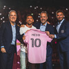 Ceremonija kasnila, Messi predstavljen riječima: Ovo što pada je sveta voda