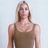 Kim Kardashian pozirala noseći visoko izrezani bodi, stražnjica u prvom planu
