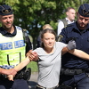 Policajci ponovo "nosili" Gretu Thunberg nakon što je kažnjena u Švedskoj