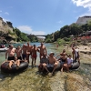 Pogledajte kako su Mostarci na šlaufima niz Neretvu veslali papučama, rukama i tavama