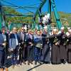 Dan sjećanja u Foči: Ruže sa "mosta smrti" zaplovile Drinom, preživjeli traže pravdu za ubijene i nestale bošnjačke civile