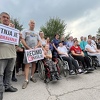 Protesti kod Zavoda Pazarić: Građani traže ostavku rukovodstva i zaštitu osobe koja je snimila nasilje