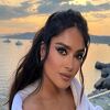 Salma Hayek izgleda zanosno i dok pije kafu: Ležerno izdanje u dekoltiranom kostimu