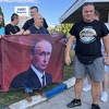 U Lukavici zastava sa likom Vladimira Putina za kojim je raspisana potjernica zbog ratnih zločina