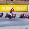 Pogledajte stravičan sudar u Moto GP-u: Italijan odletio u zrak pa mu motor prešao preko noge