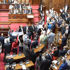 Haos u Skupštini Srbije: Poslanici zviždanjem, pjevanjem i navijanjem prekidali izlaganje premijerke