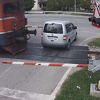 Voz udario automobil u Prijedoru: Vozačica ignorisala znak stop pa se zaglavila na šinama