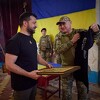 Zelenski od vojnika dobio majicu s "posebnim" natpisom: Možete je nositi na pregovorima s Putinom