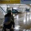 Bujice vode teku ulicama Hong Konga, stanovnici traže sklonište