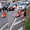 Klimatski aktivisti u Njemačkoj blokirali cestu, bijesni vozač ih izudarao, a policajac polio uljem