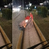 Čovjek prenosio kauč preko tramvajske pruge, pa zapeo i blokirao saobraćaj