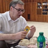 Pola kile hljeba i parizer: Vučić zajedno s ministrima doručkovao sendvič domaće proizvodnje