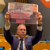 Izraelski ambasador tokom govora lidera Irana držao fotografiju ubijene Mahse Amini