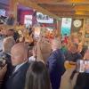 Donald Trump dijelio pizzu svojim pristalicama u američkom pubu
