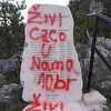 Vandali oštetili spomenik na Kazanima, sprejom ispisano "Živi Caco u nama"