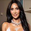 Kim Kardashian privlačila poglede na Paris Fashion Weeku: U svilenoj haljini naglasila bujni dekolte