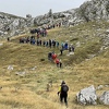 U planinarskoj turi za samohranu majku troje djece 157 osoba se penjalo na Visočicu