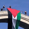 Na Starom mostu zavijorila se zastava Palestine uz skok podrške civilima