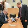 Schmidt u prostorijama CIK-a testirao elektronsku opremu za glasanje