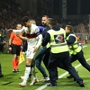 Navijač utrčao na teren i prišao Ronaldu da se fotografiše, ekspresno je izbačen