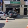 Brčko: Usljed prebrze vožnje autom vozač se zabio u izlog apoteke