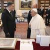 Bećirović posjetio papu Franju: Razgovarali o situaciji u BiH, uručeni i prigodni pokloni