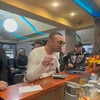 Nasilnici pravili haos u Modriči, objavljen snimak upada u kafić: Reketiramo pola Beograda