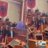 Haos u albanskom parlamentu, jedan od poslanika aktivirao dimnu bombu