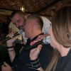 Savo Milošević uzeo mikrofon u ruke i uz poznati hit doveo atmosferu do usijanja u beogradskoj kafani