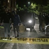 Poznat identitet zločinca i žrtve, policija pregleda ubicin stan ispred kojeg su se okupili građani