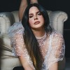 Lana Del Rey nakon uvredljivih komentara na račun kilaže ponosno istaknula noge