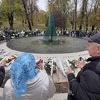 Sjećanje na prerano ubijenu mladost: Položeno cvijeće kod spomenika djeci opkoljenog Sarajeva