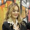 Rita Ora za rođendan stigla na Kosovo, zbog poteza po izlasku iz aviona je u centru pažnje