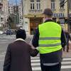 Pohvalan gest mladog sarajevskog policajca: Pomogao starici da pređe ulicu