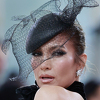 Odvažna Jennifer Lopez pozirala u izrezanoj haljini, zamalo pokazala previše