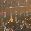 Poslanik u albanskom parlamentu palio papire, obezbjeđenje gasilo vatru