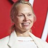 Pamela Anderson odbacila ustaljene norme ljepote, bez šminke prošetala crvenim tepihom