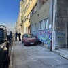 Sarajevo: Fasada se obrušila na trotoar u centru grada, oštećen automobil