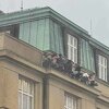 Studenti univerziteta u Pragu se od napadača pokušali sakriti na krovu zgrade