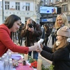 Gradonačelnica Sarajeva građanima dijelila kolače, kuhano vino i čaj ispred Katedrale
