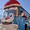 Novogodišnja atmosfera u Sarajevu: Deda Mraz u posebnom autobusu dijelio poklone mališanima