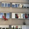 Deda Mrazovi se spustili niz travničku bolnicu i obradovali mališane pedijatrije