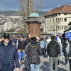 Građani i turisti iskoristili sunčan decembarski dan za druženje u baštama kafića i šetnju Baščaršijom