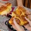 Trpeza za pravoslavni Božić nezamisliva je bez tradicionalne česnice u kojoj se krije novčić