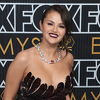 Selena Gomez mamila poglede na dodjeli Emmyja, u pripijenoj haljini istakla dekolte